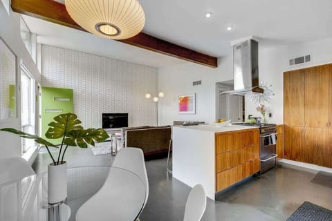 Relax in luxury in your private, quiet oasis near lively SoCo (S. Congress)