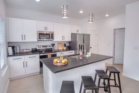 Apartment (3 Bedrooms) | Private kitchen | Microwave, oven, stovetop, cookware/dishes/utensils