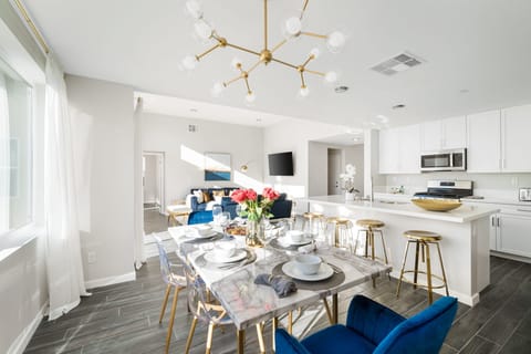 Ample seating for everyone wether for dinner or breakfast.