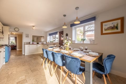 Homestead, Southrepps: Lovely dual aspect kitchen / breakfast room
