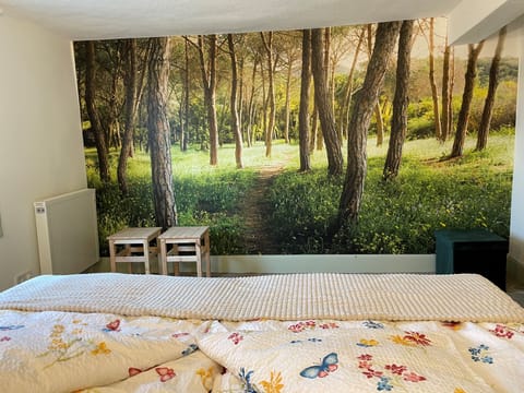 Schlafzimmer mit Blick in den Wald, egal bei welchem Wetter