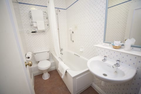 Standard Single Room | Bathroom | Combined shower/tub, free toiletries, hair dryer, towels