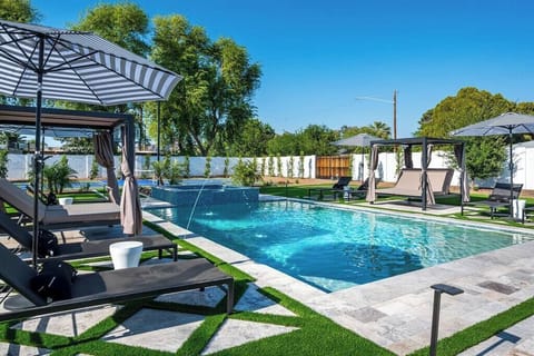 Unwind in Style: Arcadia's Premier Backyard - Pickleball, Spa, and Fireside Bliss!