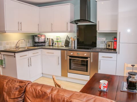 Cottage | Private kitchen | Fridge, electric kettle, cookware/dishes/utensils