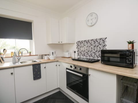 Cottage | Private kitchen | Fridge, dishwasher, electric kettle, toaster