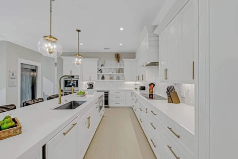 Fully Stocked Kitchen w/ Stainless Steel Appliances