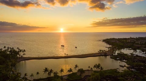 Sunset over Anaehoomalu (A Bay)
