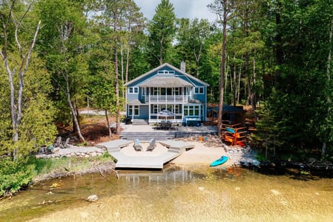 🌊 Waterfront Escape! Private beach, fire pit & dock – perfect for families or peaceful getaways. 🛶🔥🌲