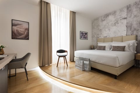 Deluxe Suite | Minibar, in-room safe, individually decorated, individually furnished