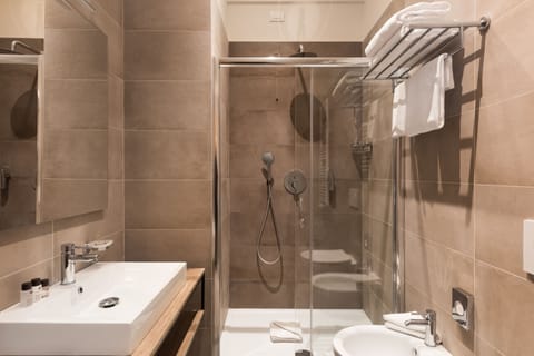 Deluxe Double or Twin Room | Bathroom | Combined shower/tub, jetted tub, hydromassage showerhead