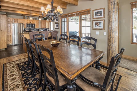 Gather the whole family around the dining table | Main Level