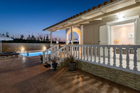 Comfort Villa | 2 bedrooms, in-room safe, blackout drapes, iron/ironing board