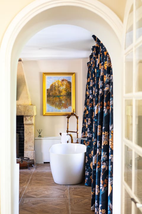 Deluxe Suite | Bathroom | Free toiletries, hair dryer, bathrobes, towels