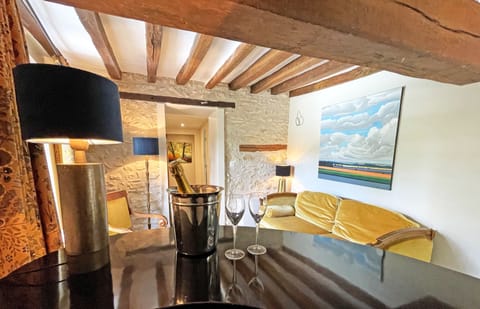 Deluxe Suite | Living area | 55-inch flat-screen TV with digital channels, TV, offices