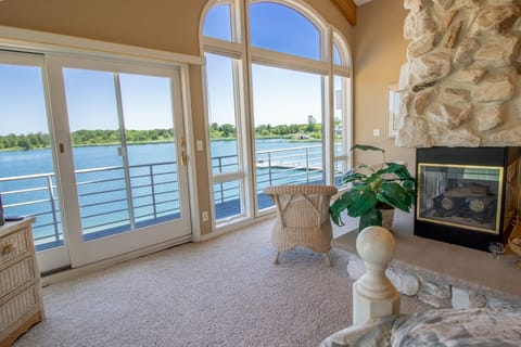 Second Level | Bedroom 1 | King | Attached Bathroom | Jacuzzi Tu