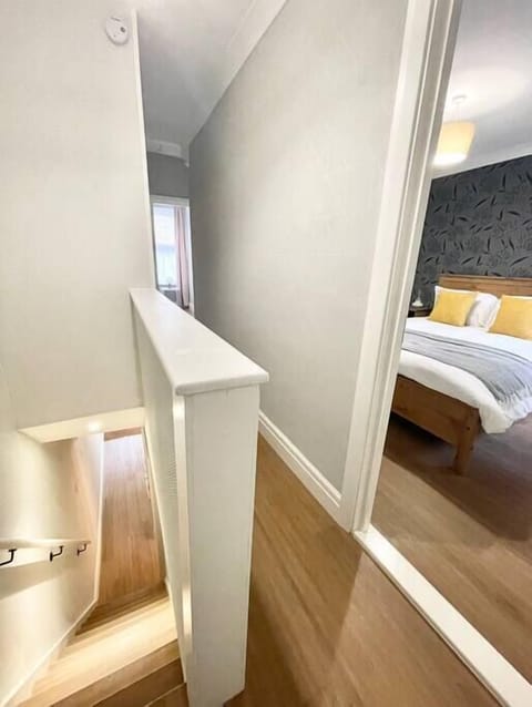 Upstairs Landing (2)