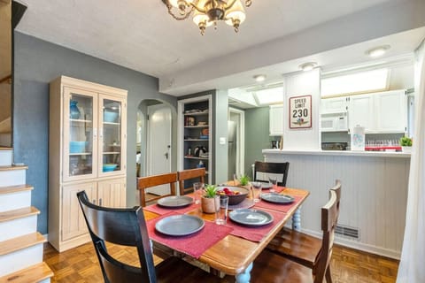 Dining Room - 6 person seating