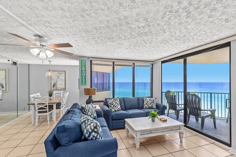 ON THE OCEAN!!!!!! SPEND YOUR MORNINGS ON THIS BALCONY AND DAYS ON THE BEACH!!!!
