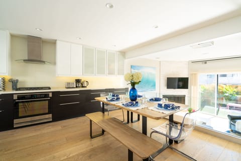 Dining set that comfortably seats 8 people