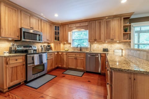 This is where the Holidays begin - a full kitchen lets you create meals for the entire family.