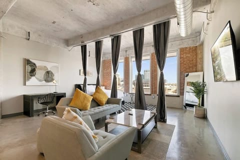 Bright, stylish space with stunning city views and chic furnishings awaits you!
