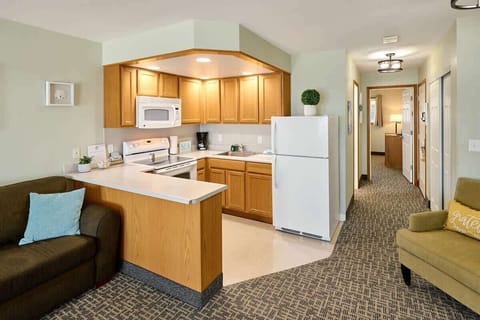 The kitchen is just steps away