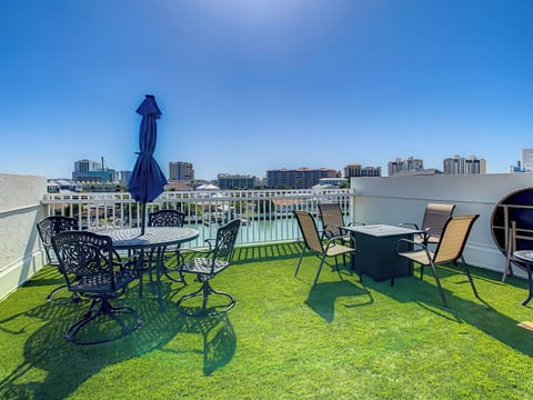Private Rooftop with A/C Casita Overlooking pool and water