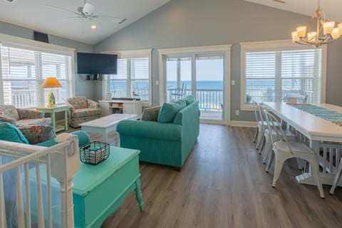"It was gorgeous with amazing views of ocean in the living room." - Amanda