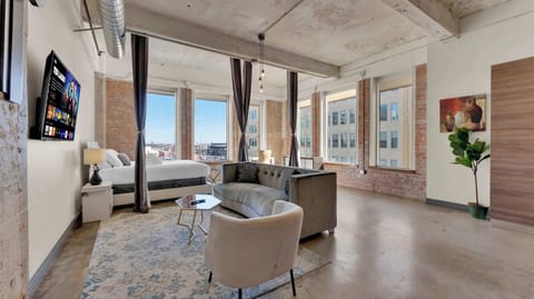 Chic Studio Retreat: Sun-drenched space with stunning views and stylish decor awaits your stay!