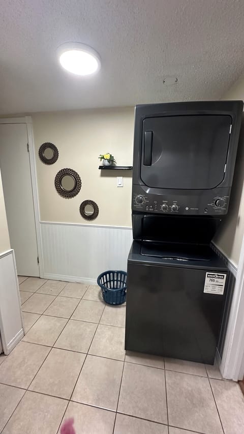 Bright1 BR suite w/ free parking & wifi & Netflix & all basic amenities House in Surrey
