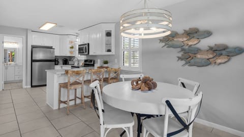 Beachwood Villas 4G - Dining into Kitchen area