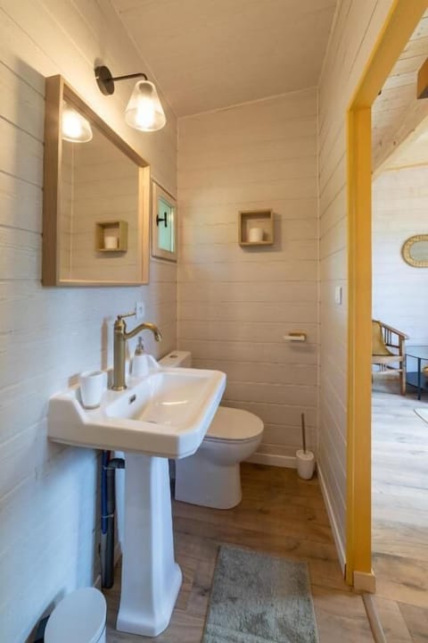 Standard Chalet, 1 Queen Bed | Bathroom | Shower, rainfall showerhead, hair dryer, towels