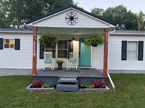 COME SIT ON OUR FRONT PORCH AND ENJOY THE MOUNTAIN BREEZES!