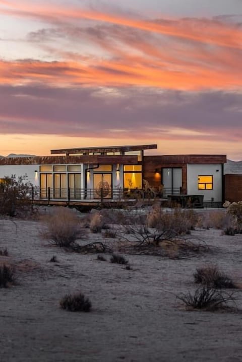 Experience luxury and breathtaking desert views from this modern oasis nestled on the edge of Joshua Tree National Park. Wake up to stunning sunrises over ancient boulders and enjoy panoramic valley vistas.  All just minutes away from downtown JT!