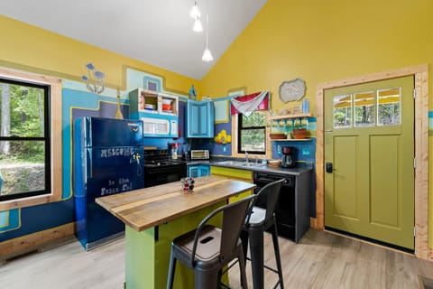Basic Chalet | Private kitchen | Full-size fridge, microwave, oven, stovetop