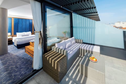Deluxe Room | Egyptian cotton sheets, premium bedding, minibar, in-room safe