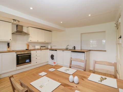 Cottage | Private kitchen | Fridge, dishwasher, electric kettle, toaster