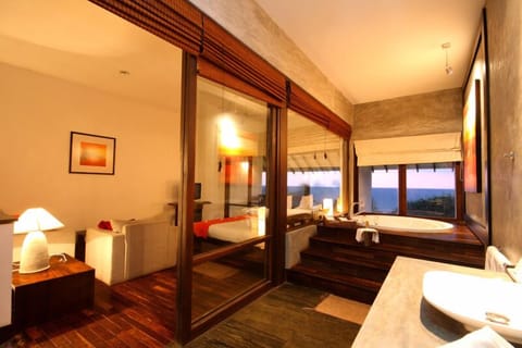 Deluxe Ocean View | Minibar, in-room safe, individually decorated, desk