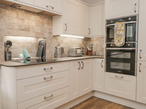 Cottage | Private kitchen | Fridge, dishwasher, electric kettle, toaster