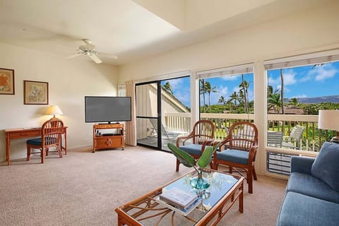Living Room with Mountain Views - Manualoha 903