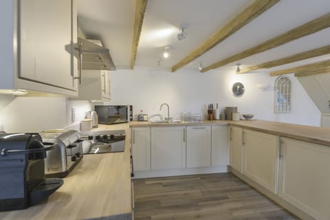 Cottage | Private kitchen | Fridge, dishwasher, electric kettle, toaster