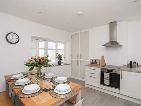 Cottage | Private kitchen | Fridge, dishwasher, electric kettle, toaster