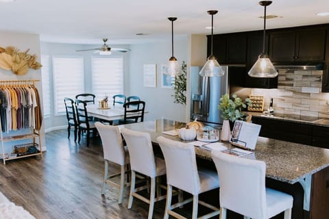 Dine-in kitchen with adjacent dining room - enough seating for 10 (& high chair)