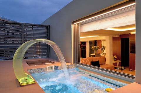 Luxury Suite | Minibar, in-room safe, desk, laptop workspace