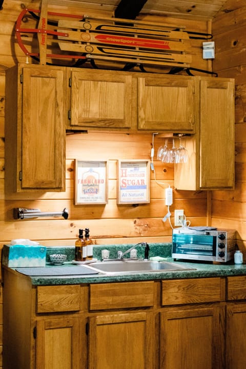Standard Cabin (Pet Friendly) | Private kitchenette | Mini-fridge, microwave, coffee/tea maker