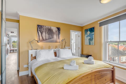 In the master bedroom, you have a Super King size bed, large windows for natural light and amazing penthouse city views.
Linen & towels are provided. You also have a private ensuite with a large walk-in shower and B-day.