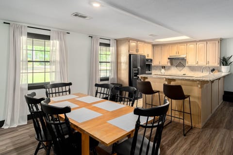 Kitchen seats 11 (3 bar stools added since pics)