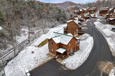Mountain Breeze Way features a spacious parking area, providing ample room to comfortably accommodate up to 4 vehicles for you and your guests.
