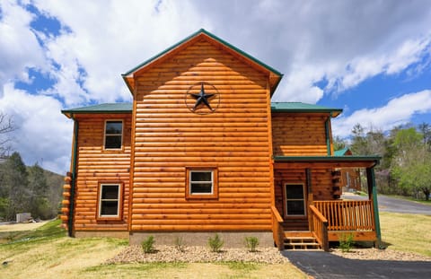 Welcome to Mountain Breeze Way—a cozy cabin made for making memories with friends and family, where fun and relaxation come naturally.