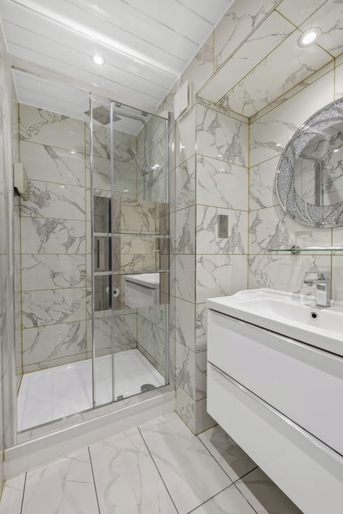 Deluxe Single Room (Windowless with Air Conditioning) | Bathroom | Shower, free toiletries, hair dryer, slippers